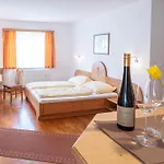 Homestay Weingut Rixinger *